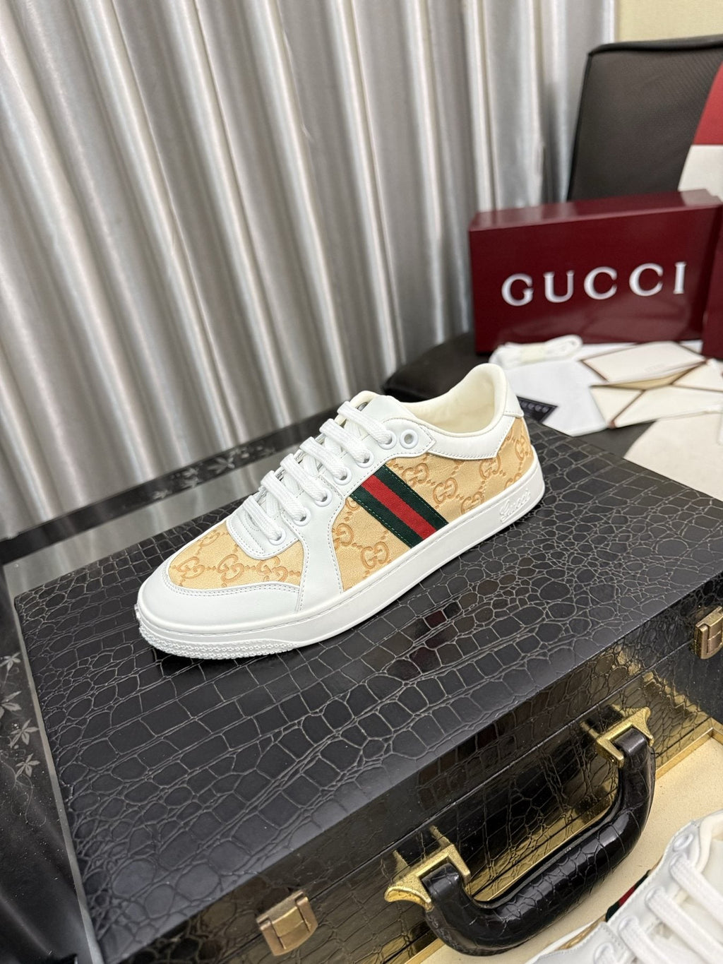 Gucci Patterned Low-Top Sneakers with Stripes